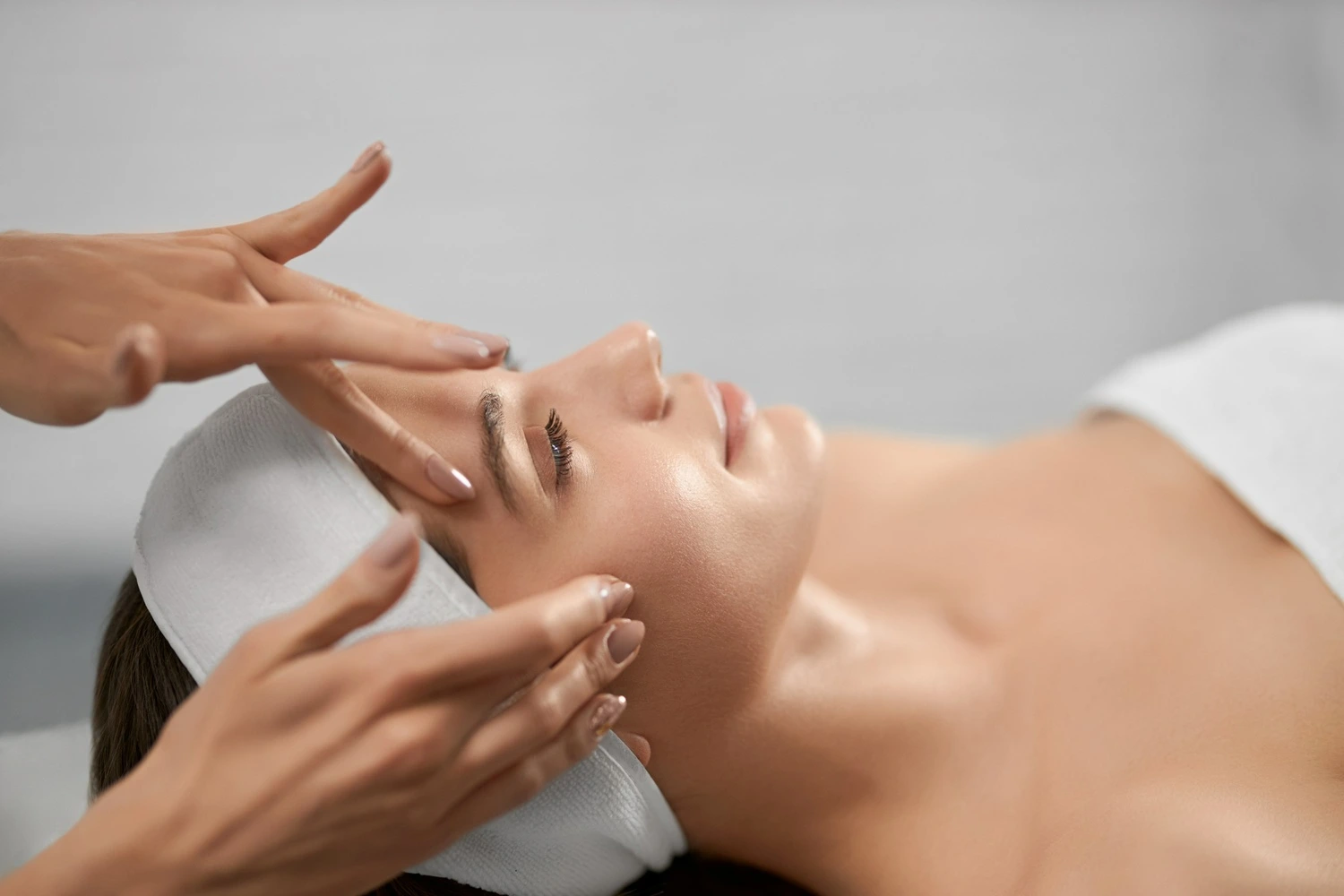 Face Cleanup at Home vs Professional Facial: Which is Better?